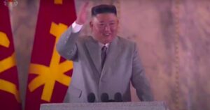 Sin mascarilla y con desfile militar: la celebración de Corea del Norte tras derrotar al COVID-19