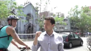 VIDEO - Concejal UDI es escupido durante visita a Iglesia de la Asunción