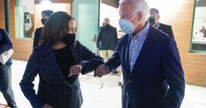 Kamala Harris suspende actividades de campaña luego que colaboradores dieran positivo de coronavirus