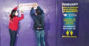 300 personas sin distancia ni mascarillas: Harvard de Bellavista es clausurado por infringir medidas sanitarias