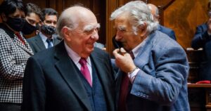 El abrazo entre José Mujica y Julio Sanguinetti que marca el fin de una era política en Uruguay