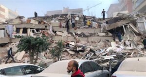 VIDEOS – Terremoto sacude a Grecia y a Turquía: hay alerta de tsunami en el Mar Egeo y derrumbes de edificios