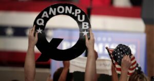 Facebook elimina más de 6 mil páginas vinculadas con QAnon