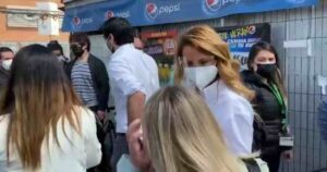 VIDEO - Cathy Barriga y Joaquín Lavín León fueron increpados al ir a votar