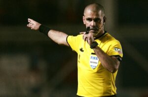 Revelan supuesto diálogo entre el VAR y Aquino para no cobrar penal para Chile