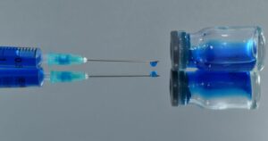 Reino Unido iniciaría la vacunación contra el coronavirus a finales de año