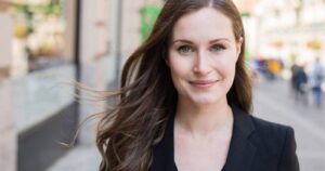 Primera ministra de Finlandia desata polémica machista al posar con un escote