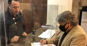 Senador Navarro denuncia ante el Colegio de Abogados a defensores de Mañalich por supuestas 