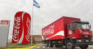 Coca Cola de Argentina traslada sus oficinas a Brasil, pero mantendrá sus embotelladoras en Buenos Aires