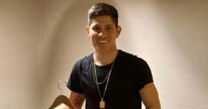 Seleccionado colombiano cumple su sueño al recibir la camiseta de Arturo Vidal