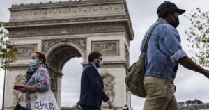 Francia registra récord de contagios de COVID-19 en un día y autoridades extienden toque de queda