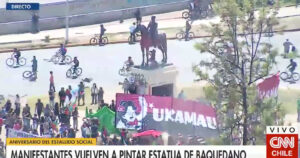 Manifestantes volvieron a pintar la estatua del general Baquedano en Plaza Italia
