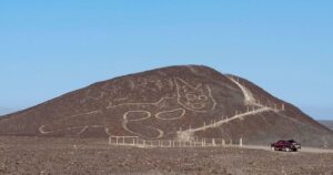 Arqueólogos descubren figura de un gato en las líneas de Nazca