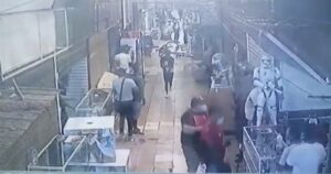 Sujeto amenazó a clientes de Persa Bío Bío con una subametralladora