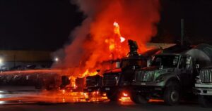 Encapuchados balearon a conductor y quemaron cinco camiones en Victoria