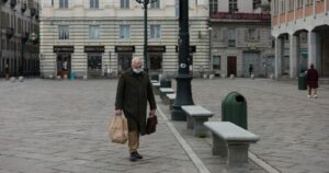 El trauma del encierro y la muerte empuja a Italia a contener la segunda ola del coronavirus