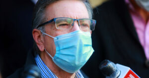 El problema de salud que casi impide a Joaquín Lavín poder votar en el plebiscito