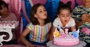Las niñas que pelearon por apagar la vela de cumpleaños y que se volvieron viral
