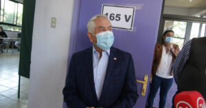 Manifestaciones, estornudos y cuestionado por protocolo: la polémica votación de Paris en el plebiscito