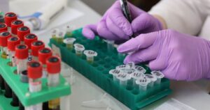 China probó sus vacunas contra el coronavirus en 60 mil personas sin efectos adversos