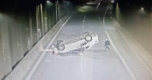 VIDEOS - Delincuentes protagonizaron impactante volcamiento tras robar vehículo a chofer de aplicación