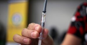 ISP recibe solicitud para autorizar uso provisional de la vacuna de Pfizer