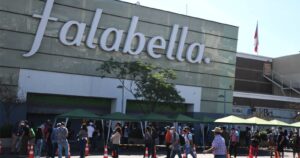 Sernac presentó demandas colectivas contra Paris y Falabella por problemas en compras online
