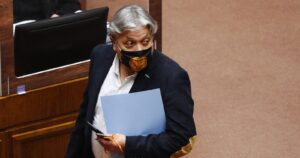 Senador Alejandro Navarro vuelve a ser internado en la UCI tras presentar molestias