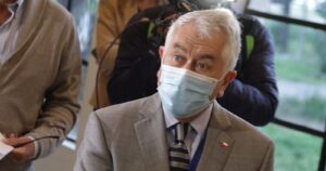 Ministro Paris pide 42 días para revisar correos que entregará a la fiscalía