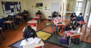 Los esfuerzos en todo el mundo por mantener las escuelas abiertas