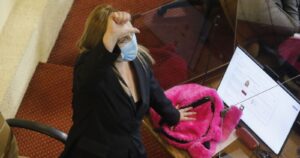 Jiles reclama que proyecto del Gobierno sólo buscaba sacar su firma del retiro y poner la de Piñera