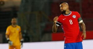 VIDEO | El comentado saludo de Vidal a Bravo tras salvador achique del arquero