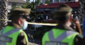 FOTOS - Bus del sistema Red chocó contra un árbol y dos casas en Maipú