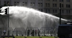 Metro cierra tres estaciones por manifestaciones en cercanías de La Moneda