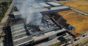 Alerta por rebrote de incendio en bodega de neumáticos en Renca