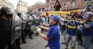 Gobierno de Fernández denuncia actuación policial en el velatorio de Maradona