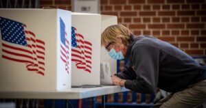 Estados Unidos bate récord de nuevos casos de coronavirus en plenas elecciones