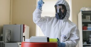 Los cambios y polémicas que han enfrentado los laboratorios tras las vacunas contra el COVID-19