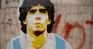 Las luces y sombras de un ídolo: las cuatro décadas de vida deportiva de Diego Armando Maradona
