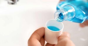 Estudio afirma que el enjuague bucal eliminaría al coronavirus en 30 segundos en la saliva