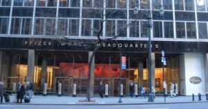 Bolsas se disparan con anuncio de Pfizer sobre la eficacia de su vacuna contra el coronavirus