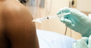 Brasil interrumpe los ensayos de la vacuna china por un 