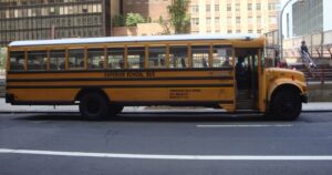 Nueva York cerrará sus escuelas públicas por el aumento de casos de COVID-19