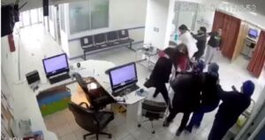 VIDEO - La violenta agresión a funcionarios de SAPU en La Serena