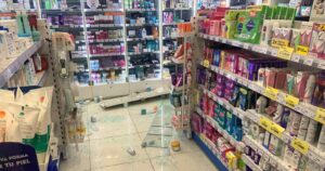 VIDEO - Tres detenidos por saqueo a farmacia en Santiago