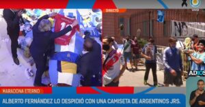 VIDEO - Alberto Fernández se despidió de Maradona y le dejó una camiseta de Argentinos Juniors