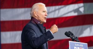 Joe Biden visita la tumba de su hijo en la previa de las elecciones