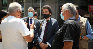 VIDEO - Ministro Briones fue increpado por transeúntes en el centro de Santiago