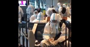 VIDEO - Equipo de fútbol chino viajó con trajes de protección para evitar los contagios