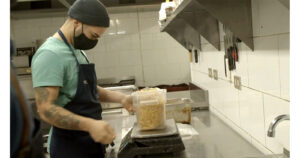 Comida para todos: La iniciativa que está generando trabajo y ayuda a quienes lo necesitan